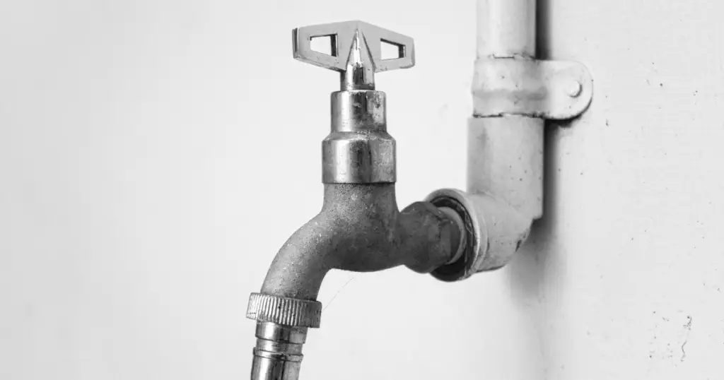 Can plumbing vents run horizontally