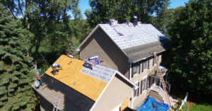 How much do roofing contractors make a year