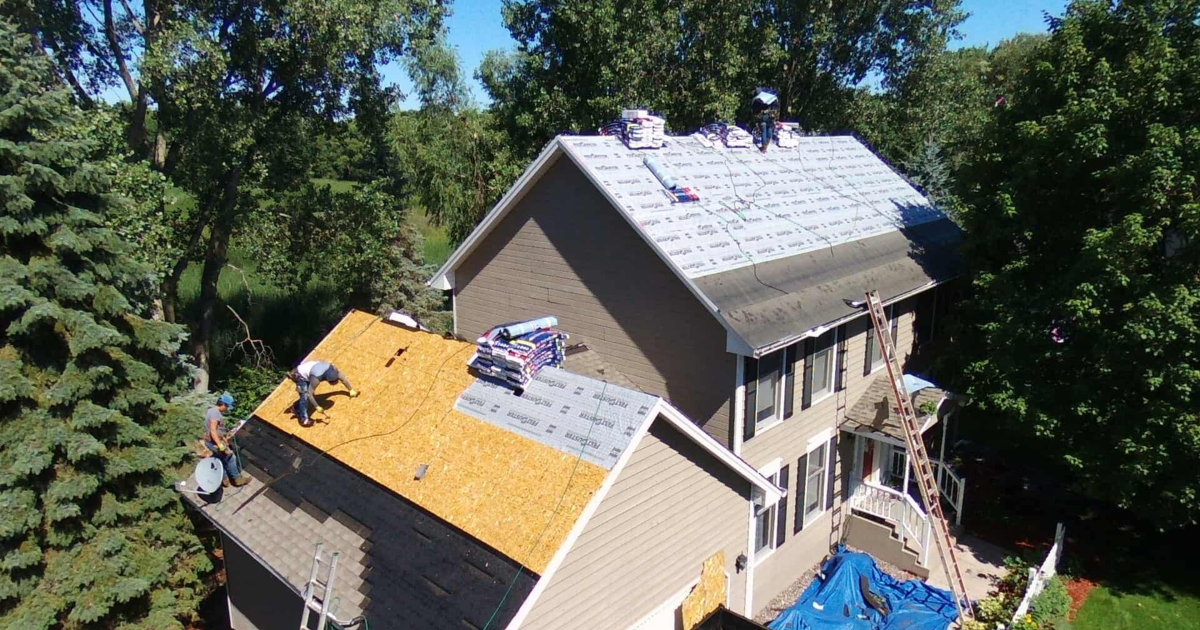 How much do roofing contractors make a year