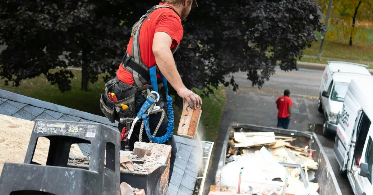 How much do roofing contractors make a year