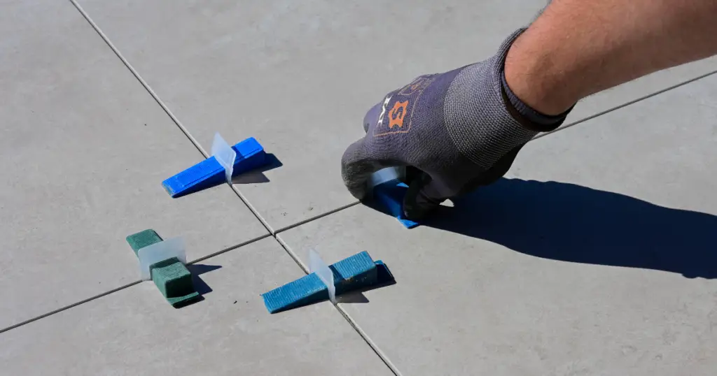 How does a plate compactor work