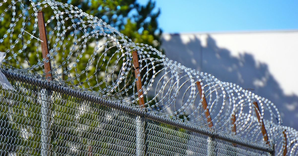 Are barbed wire fences legal