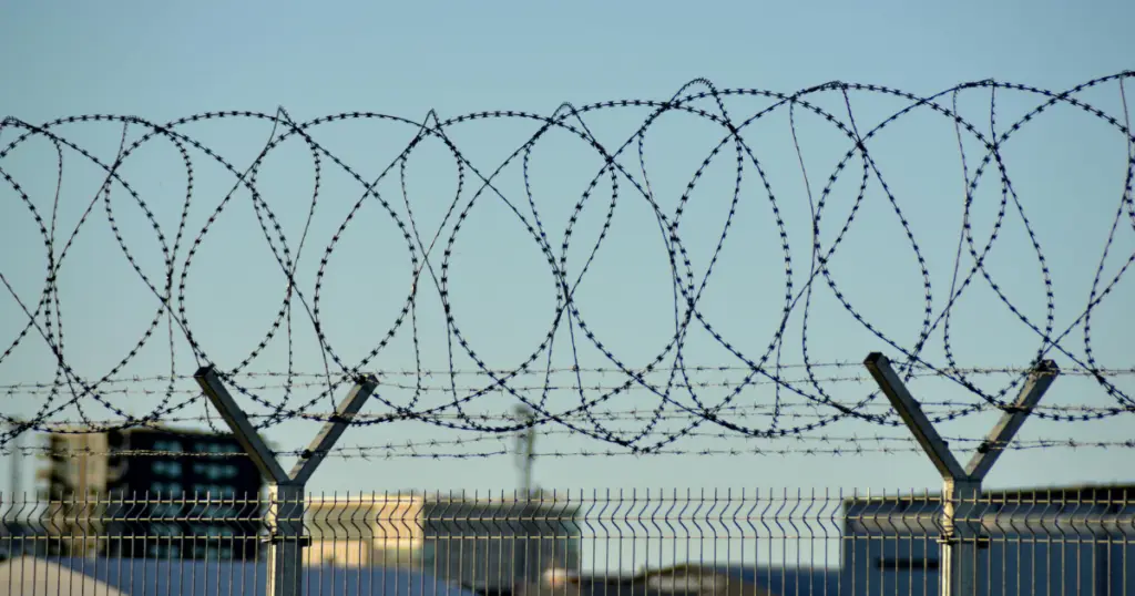 Are barbed wire fences legal