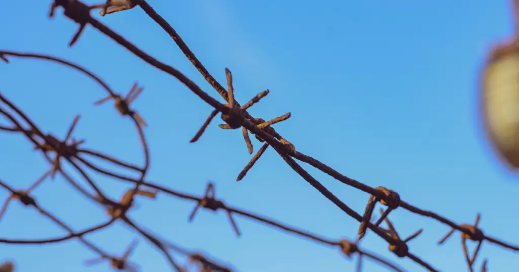 Are barbed wire fences legal