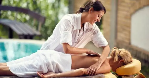Chiropractor vs masseuse 
