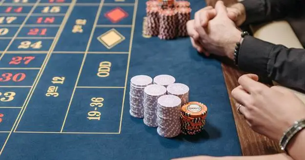 how casino table games work